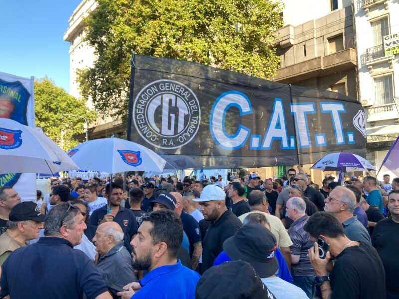 Sindicatos y organizaciones sociales marcharán al Ministerio de Desregulación contra los DNU de Milei 2 Desde la CATT señalaron que esta movilización se enmarca en un plan de lucha iniciado a principios de junio, en repudio a las políticas de desregulación impulsadas por Milei