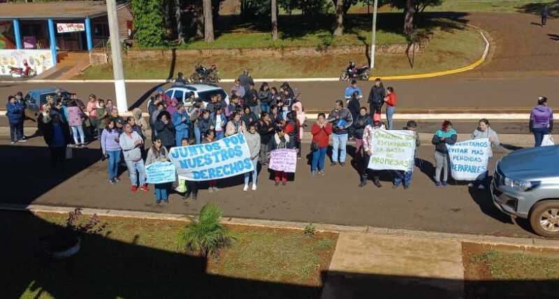 Vecinos, familiares de las víctimas y autoconvocados se concentraron frente a la ex terminal de ómnibus y marcharon hacia la Municipalidad de Santo Pipó