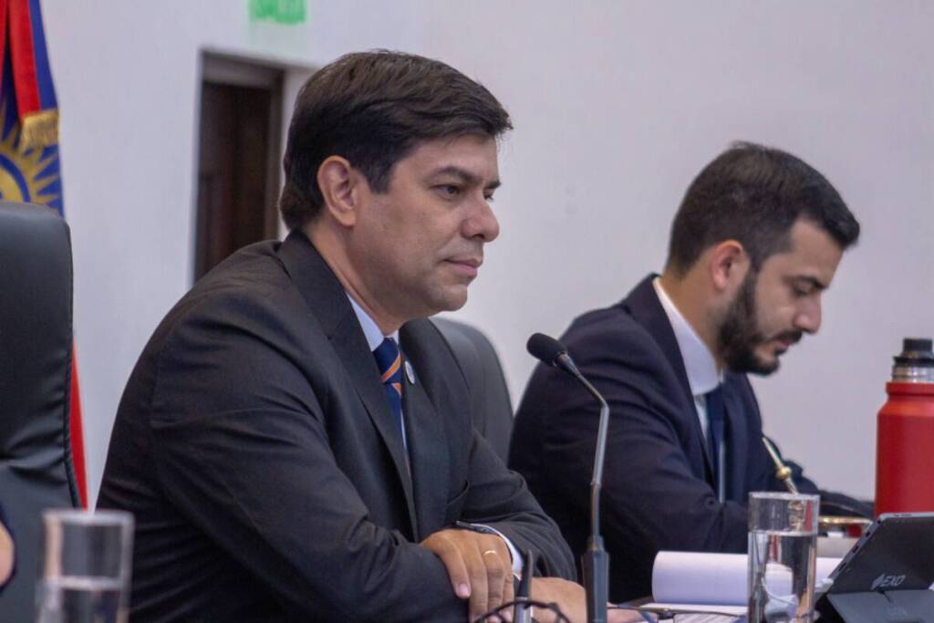 Horacio Martínez: “La política se hace fuera del despacho, cara a cara con la gente” 6 “En 2021, en Misiones votó solo el 59% del padrón. Son cifras alarmantes para una democracia. Por eso, cuando hablamos con jóvenes en los barrios, arrancamos las charlas con una clase de educación cívica”, contó Martinez