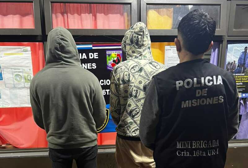Los allanamientos concluyeron con la detención de tres hombres y dos mujeres, cuyas edades oscilan entre los 22 y 48 años, además de la demora de un adolescente de 16 años, presuntamente vinculado a una de las bandas. 