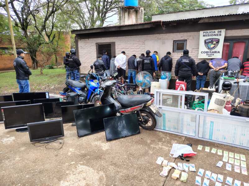 Megaoperativo policial desmanteló red criminal en Posadas: 9 detenidos 3 Como saldo de los siete allanamientos simultáneos, fueron detenidas nueve personas, de entre 23 y 43 años, varias de ellas, reincidentes, con antecedentes penales.