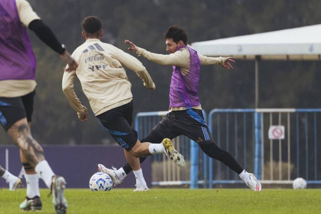 Messi sería titular ante Colombia en el Monumental y vuelve a liderar a la Selección 2 Messi participó este sábado de una práctica intensa con los futbolistas que no sumaron minutos en el último encuentro.
