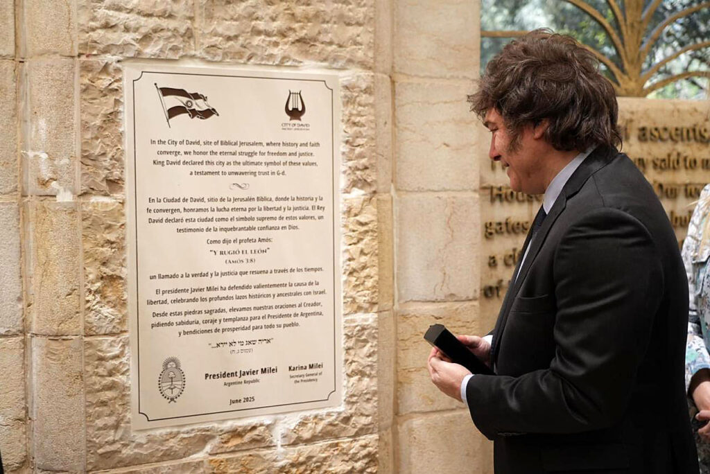 Milei ya no está en Israel y no corre riesgo tras el ataque a Irán 1 “Ya no está en Israel”, fue el mensaje con el que Adorni despejó las dudas sobre la ubicación de Javier Milei