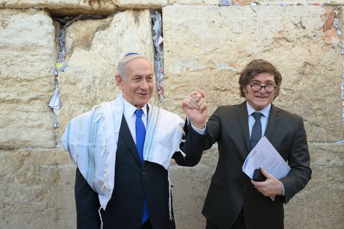 Milei ya no está en Israel y no corre riesgo tras el ataque a Irán 2 Javier Milei había estado en Israel como parte de su gira internacional, donde fue homenajeado con el Premio Génesis, también conocido como el “Premio Nobel Judío”