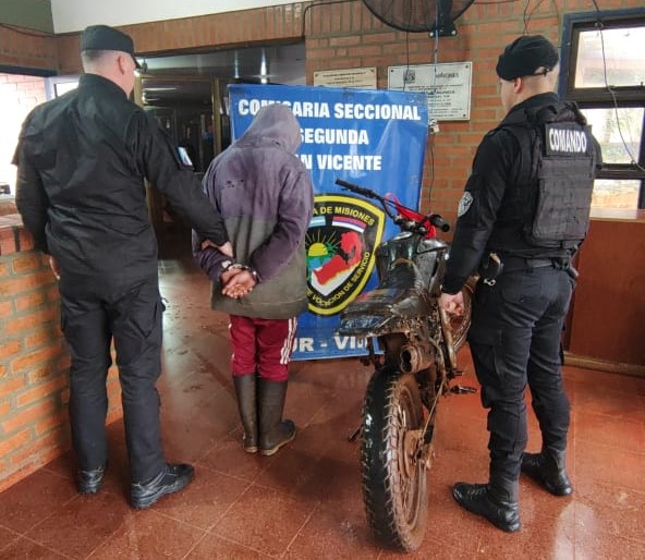 Misiones: detenidos, armas secuestradas y robos esclarecidos en cinco localidades 1 En San Vicente, un joven de 22 años fue arrestado tras ser vinculado al robo de una motocicleta Honda 125 cc.