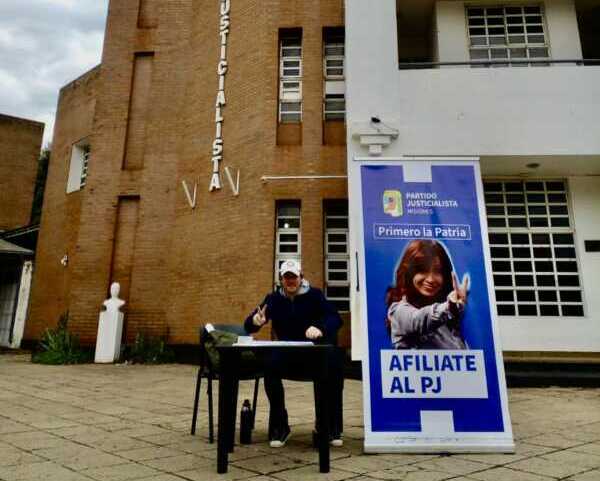 PJ: la intervención denunció deudas de servicios y personas ajenas viviendo en la sede de Posadas 5 Sin poder entrar a la sede central del PJ en Misiones, la intervención instaló una mesa en la vereda, en Posadas