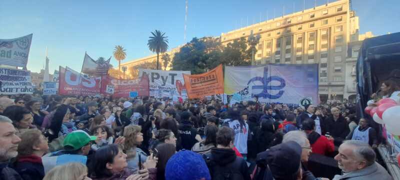 El Gobierno despidió a 110 empleados del Hospital Posadas y anunció descuentos en el Garrahan 2 Este miércoles hubo una nueva movilización contra la falta de respuestas del Gobierno a las mejoras salariales reclamadas