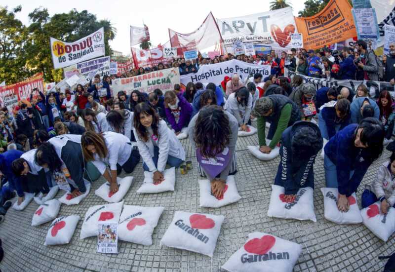 Garrahan: “Hay renuncias todas las semanas y ninguna respuesta del Gobierno”, alertó en Radio Up el bioquímico Pablo Gravina 2 El profesional del garrahan explicó que las medidas de fuerza se mantienen sin solución a la vista, mientras las autoridades del hospital intentan declarar ilegal la huelga y avanzar con descuentos salariales.