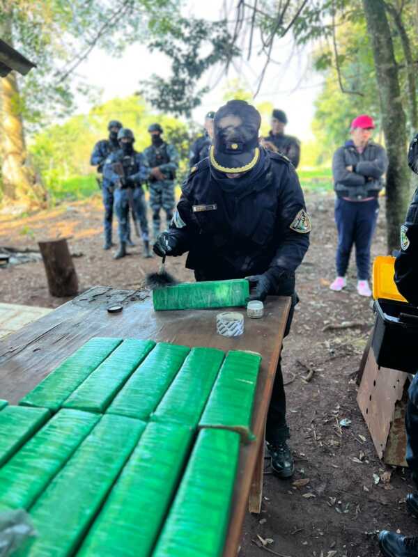 Durante la requisa en la vivienda de San Javier, los efectivos hallaron cuatro bultos que contenían 57 panes prensados de marihuana, con un peso total de 48,800 kilogramos. 