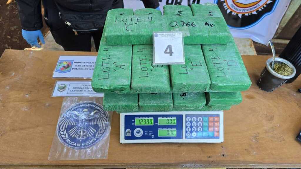 Fuentes policiales indicaron que el domicilio no sólo funcionaba como punto de almacenamiento de droga, sino que también estaría vinculado al desguace y comercialización de motopartes provenientes de hechos ilícitos