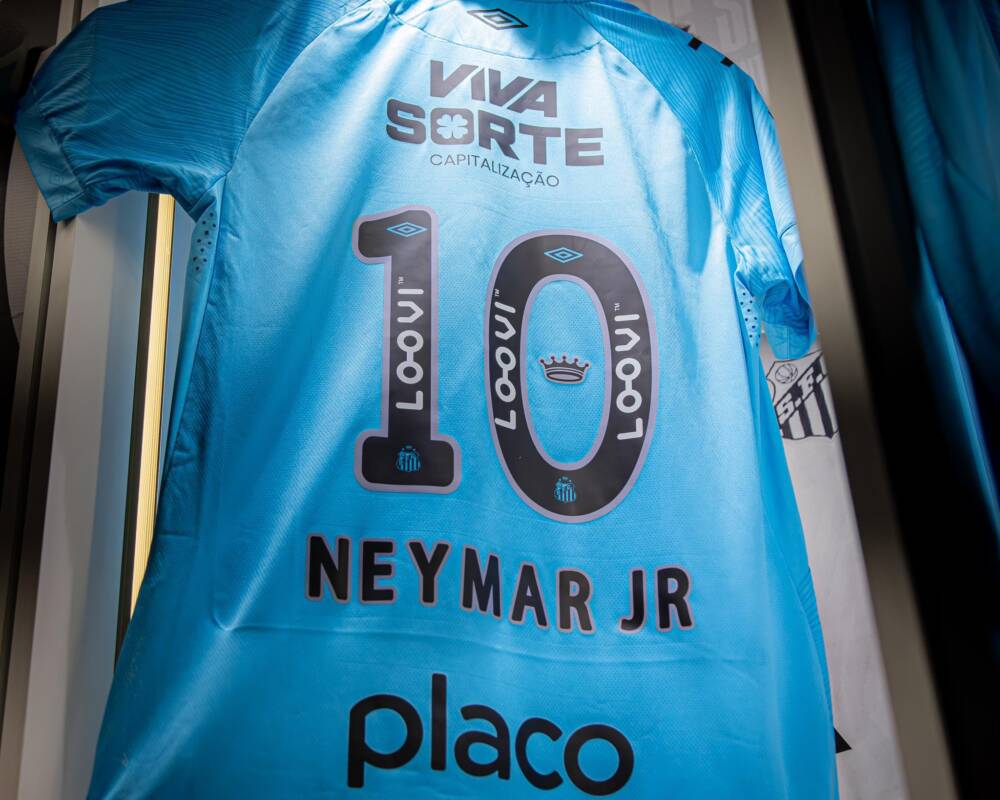 Duro momento para Neymar en Santos: fue expulsado y el equipo cayó a zona de descenso 3 Desde su retorno, Neymar ha estado más tiempo fuera de las canchas por lesiones que dentro de ellas, y no logró ser el líder futbolístico que el Santos necesitaba.