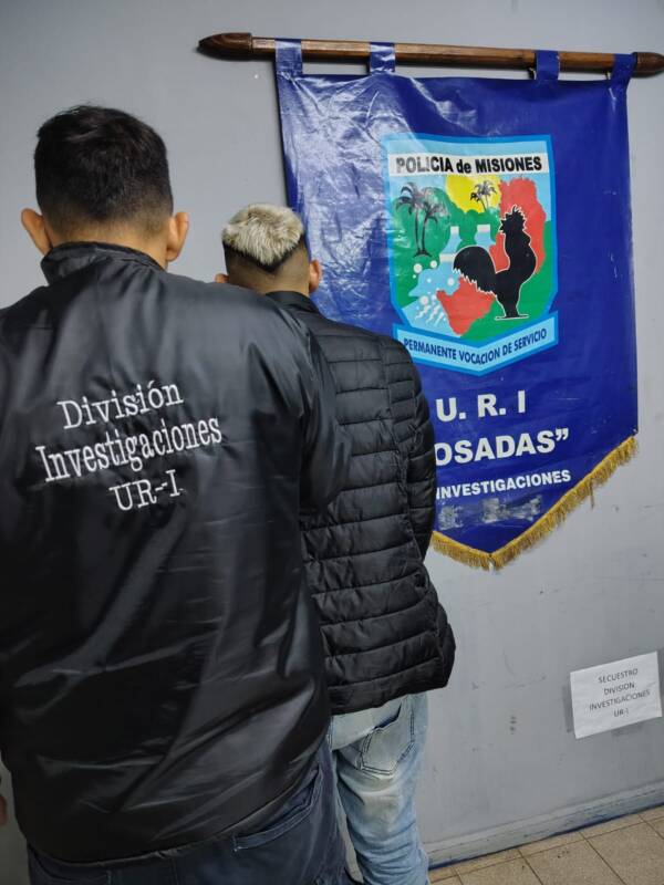 Capturan al motochorro “Oreja” y desarticulan parte de su banda en Posadas 3 Además de "Oreja", la Policía ya identificó a los otros integrantes del grupo y continúa con las tareas investigativas para avanzar con nuevas detenciones, ya que se presume que estarían vinculados a otros hechos cometidos recientemente bajo el mismo modus operandi.