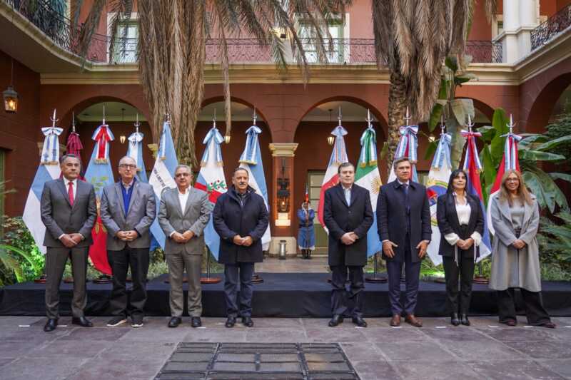 Con Passalacqua, gobernadores reclaman una tarifa diferencia de electricidad 1 Con Passalacqua, se abordó el reclamo del oficialismo nacional en torno al cumplimiento de metas fiscales por parte de las provincias, en un contexto de ajuste y cambios en el esquema de transferencias de recursos.