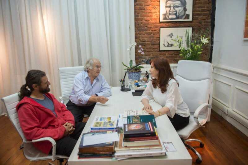 Pérez Esquivel en Radio Up: “Lo de Cristina es una proscripción política armada como ocurrió con Lula” 4 Perez Esquivel, CFK y Juan Grabois en el despacho del Instituto Patria de Cristina Kirchner