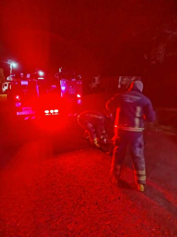 Despistes y siniestros en Misiones: rápido accionar de la policía y los bomberos 2 policia posadas - 1