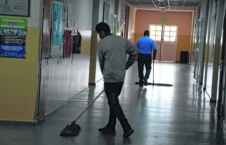 Misiones: Faltan porteros y cocineras en más de 300 escuelas porteros misiones - 2
