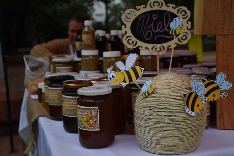 Abren las inscripciones para la edición 2025 de La Dulzura de mi Tierra en Posadas 3 La convocatoria para Posadas está dirigida a productores y elaboradores de miel de caña, melado, azúcar mascabo, miel de abeja, miel de yateí y sus derivados de toda la provincia.