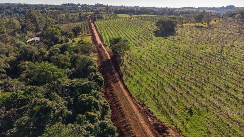 A pesar de los 23 km que separan a Pueblo Illia de San Vicente, gran parte del trayecto es de tierra en mal estado, lo que dificulta el acceso a servicios básicos.