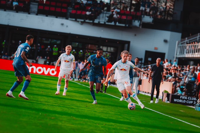Red Bull Salzburgo y Al-Hilal empataron y todo se definirá ante Real Madrid y Pachuca 2 Con este resultado, Red Bull Salzburgo quedó segundo con 4 puntos, mientras que el equipo dirigido por Simone Inzaghi ocupa el tercer lugar con 2 unidades.