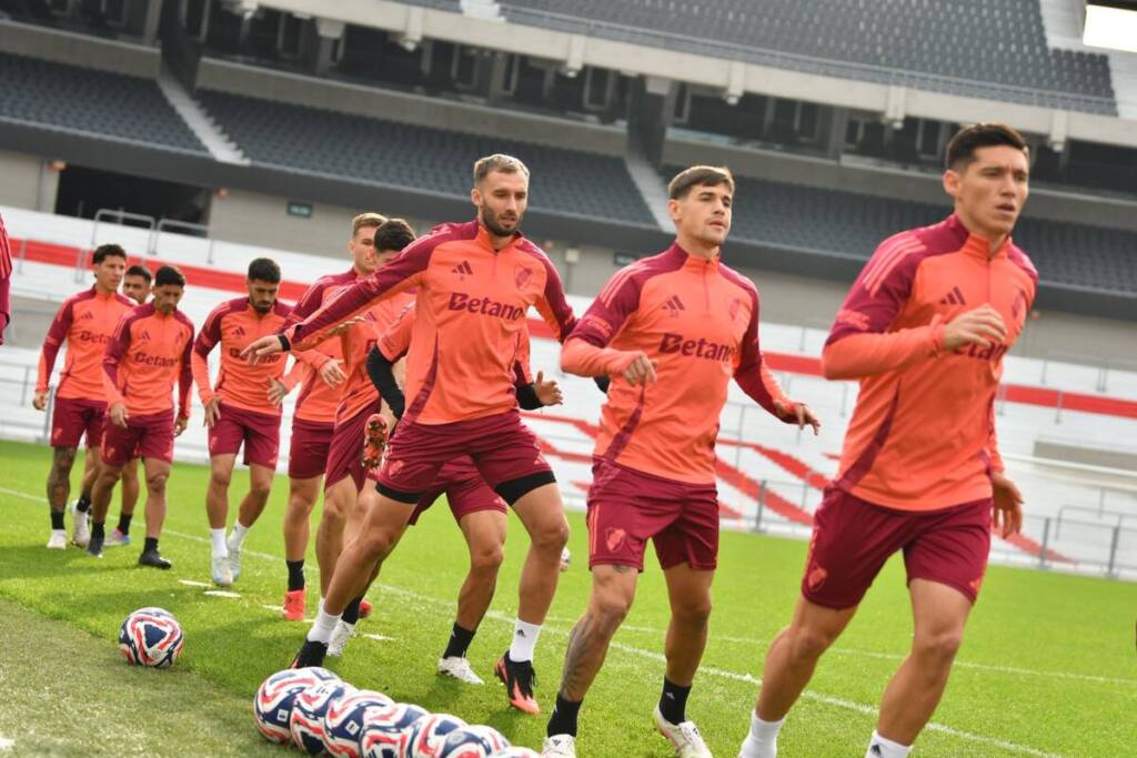 Entre las novedades en River, se destaca la inclusión del defensor central Lautaro Rivero (21), quien fue repescado tras un gran semestre en Central Córdoba. 