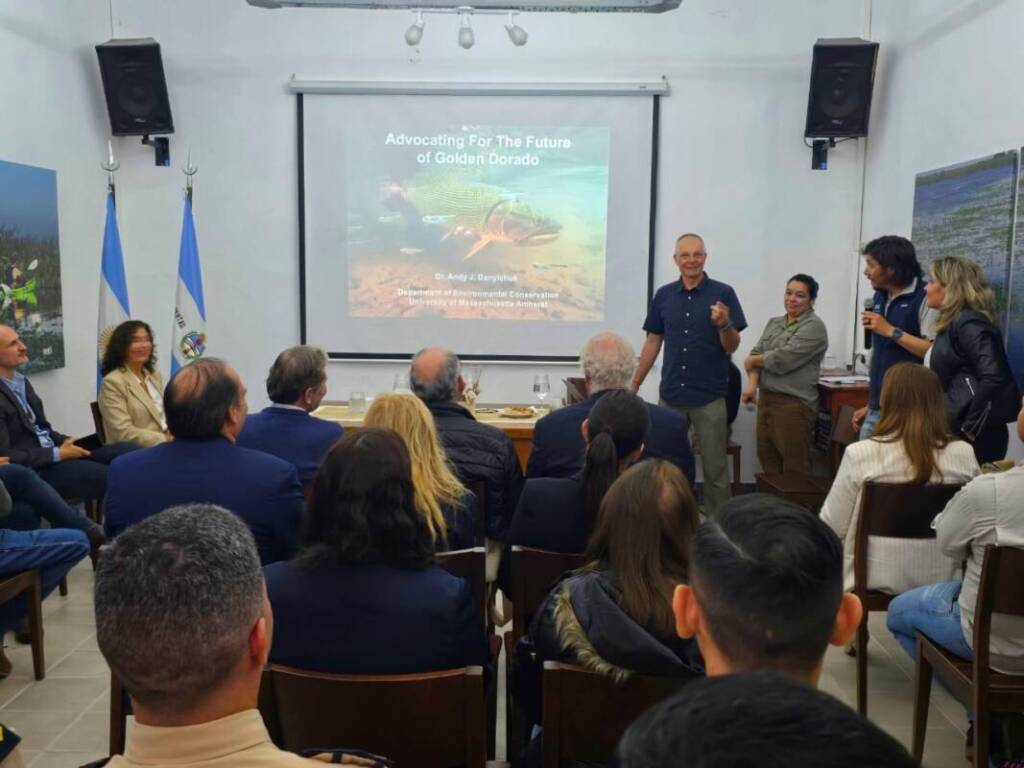 El proyecto apunta a recolectar datos sobre el comportamiento del dorado y otras especies objetivo de la pesca recreativa, con el fin de equilibrar la actividad socioeconómica regional con la conservación del recurso pesquero. 