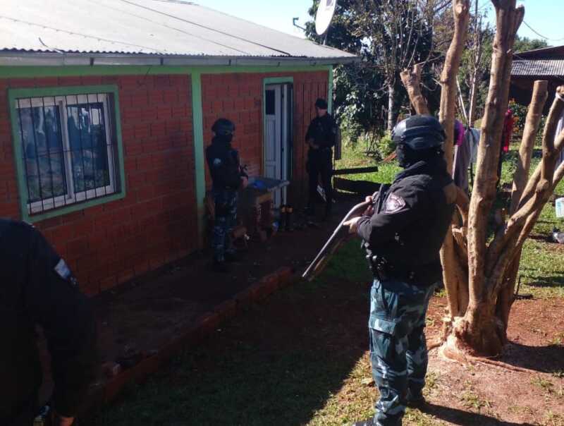 Cayó el implicado en dos robos millonarios en San Vicente: recuperaron más de $4 millones 2 Se obtuvo la orden de allanamiento en San Vicente para una vivienda del barrio San Roque González, donde finalmente se concretó la detención del implicado.