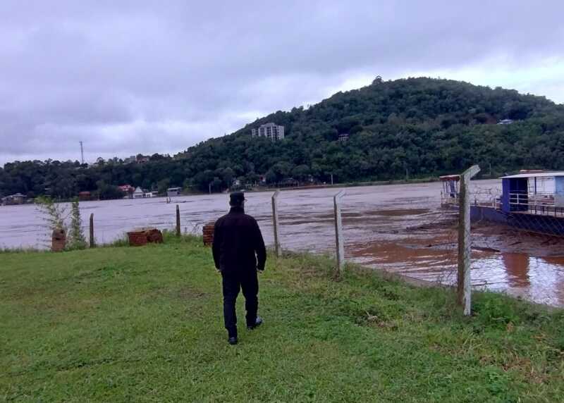 Como medida preventiva, se cerró el paso internacional con Mauá (Brasil) y se mantiene interrumpido el tránsito sobre el arroyo Pindaytí en la Ruta Costera N.º 2.