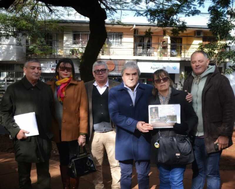A 22 años de la muerte del soldado Mauro Ramírez, su madre reclama justicia: “A mi hijo lo mataron” 3 La madre del soldado Ramirez y autoridades de la Comisión Nacional de Lucha contra la Tortura realizaron un recordatorio frente al juzgado federal de Posadas