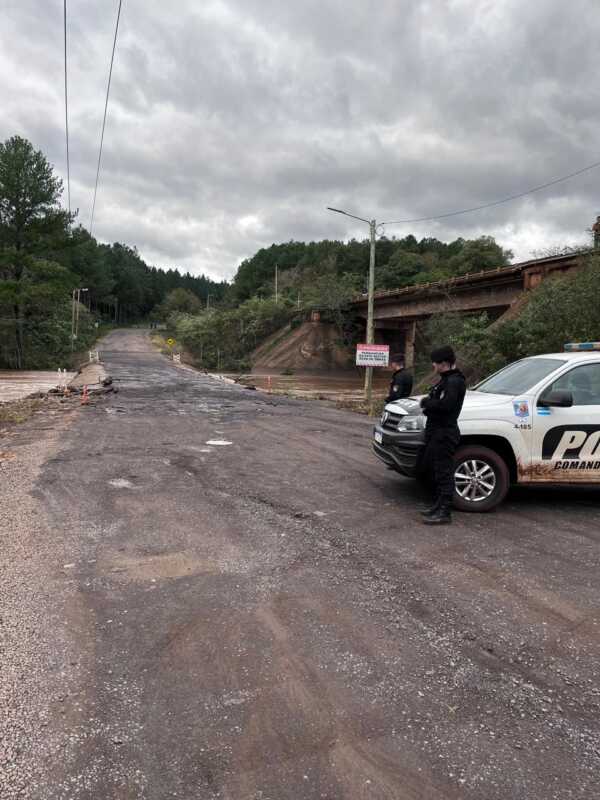 Crecida del río Uruguay: suspenden el paso internacional Alba Posse–Mauá 4 Desde la Unidad Regional IX de la Policía de Misiones, con sede en Jardín América, se informó que el tránsito fue restablecido sobre la Ruta Provincial N.º 7