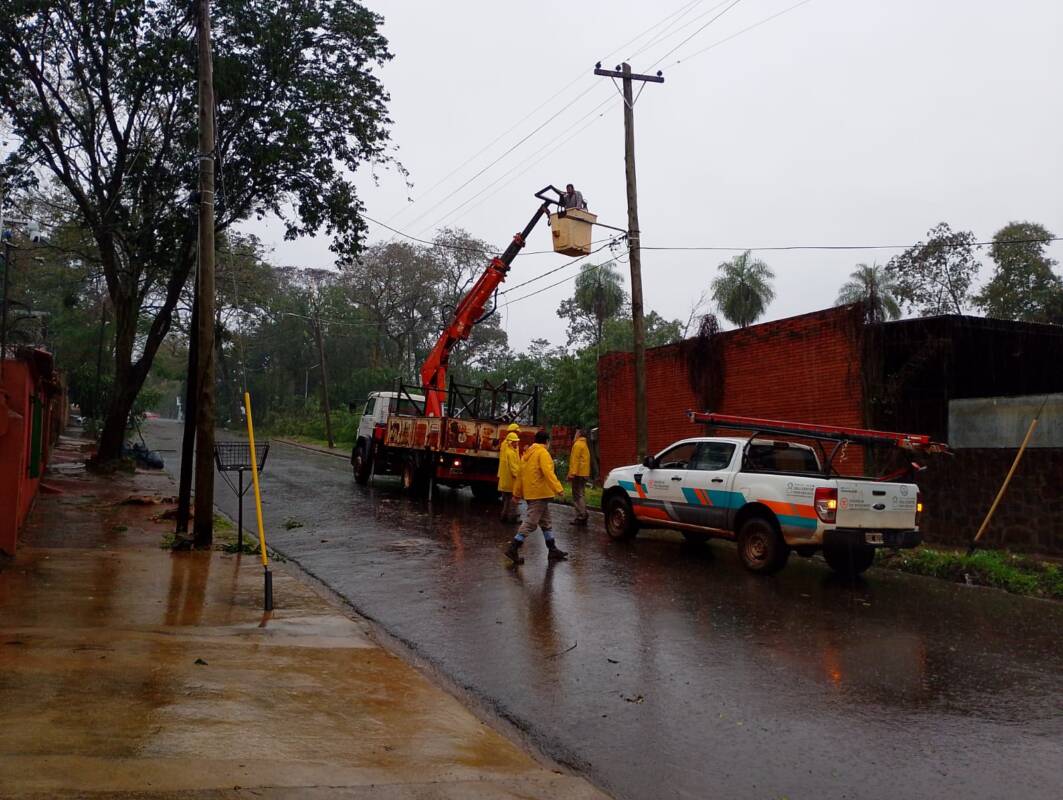 Localidades del norte de Misiones quedaron sin energía eléctrica tras el temporal 3 Personal de Energía de Misiones trabaja para reestablecer el servicio