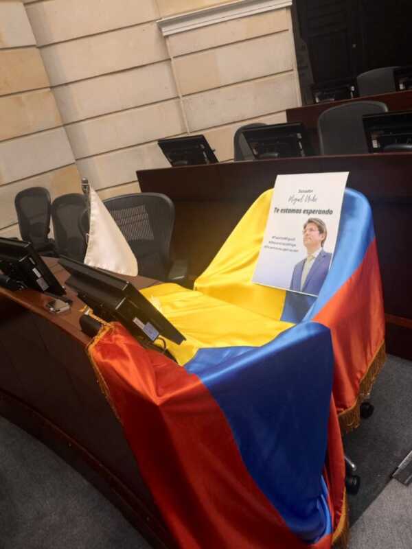 En el Senado colocaron una bandera y una nota donde abogan por el pronto regreso del legislador Uribe Turbay que sufrió el atentado