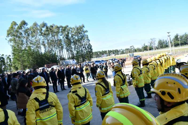 Valdés inauguró el Parque Industrial de Ituzaingó: "Este es solo el inicio del desarrollo y la modernización de la provincia" 2 Además, Valdés habilitó el Cuartel donde funcionará la Brigada de Incendios Forestales zonal