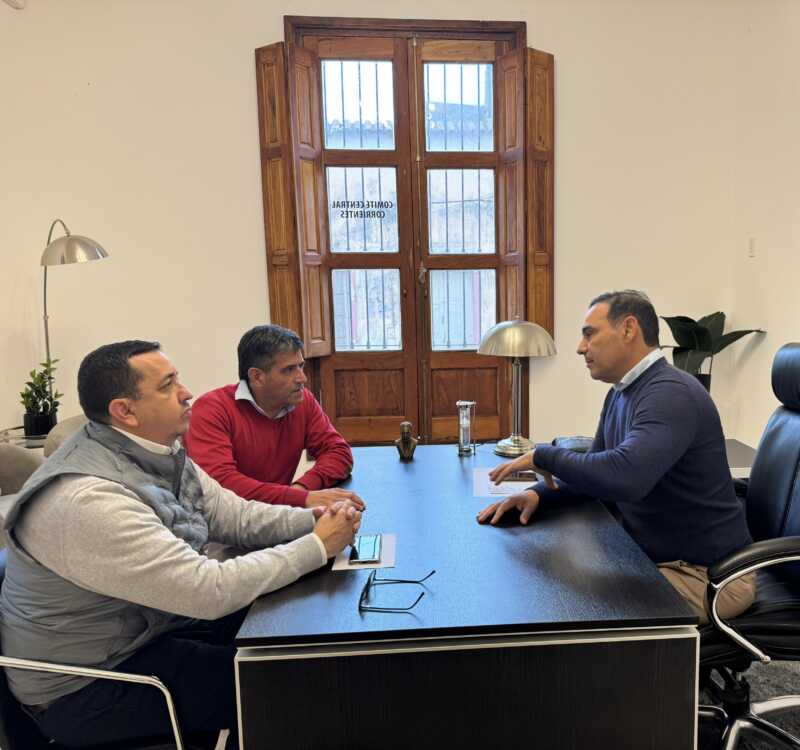 Vamos Corrientes sigue sumando partidos y se consolida como la alianza política más grande de la provincia 3 La reunión con Revolución Ciudadana de Corrientes tuvo lugar este sábado en el Comité Central de la UCR, donde el mandatario y presidente del radicalismo recibió a Daniel Ruiz Díaz y Pablo Yacopino, referentes del nuevo espacio.