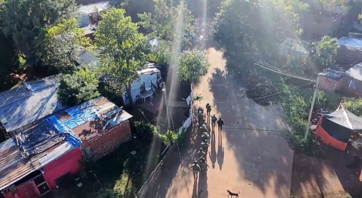 Posadas y Garupá: en megaoperativo desmantelan una red criminal con 26 detenidos 2 La Policía de Misiones realizó un megaoperativo en Posadas con 20 allanamientos, 26 detenidos y el secuestro de armas, drogas y objetos robados. Se desmanteló una red criminal con videovigilancia ilegal.