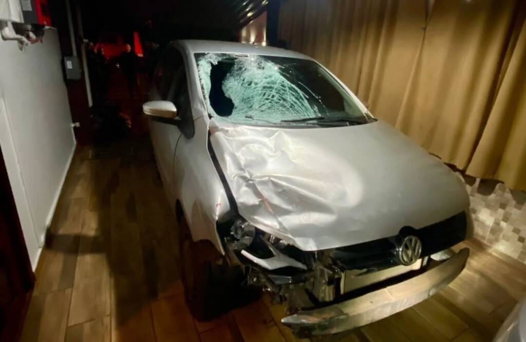 Según informó la Policía Civil brasileña, la joven fue impactada por un automóvil mientras caminaba cerca del acceso a la ciudad de Giruá. El acompañante del conductor fue quien notó, tres kilómetros más adelante, que el cuerpo de una persona colgaba por la ventanilla trasera del auto.