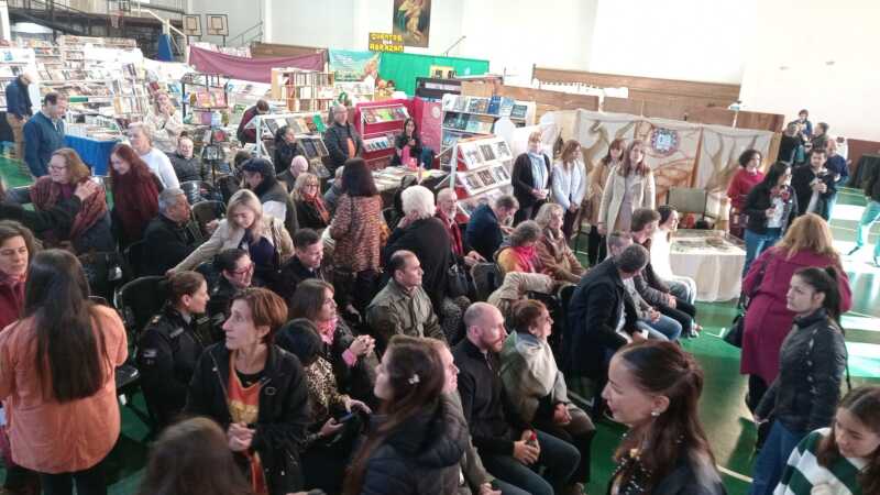 Oberá celebra la Feria del Libro hasta el fin de semana 5 Oberá: con una agenda nutrida y diversos espacios dedicados a la lectura, el arte y el intercambio cultural, el evento atrae cada día a más visitantes