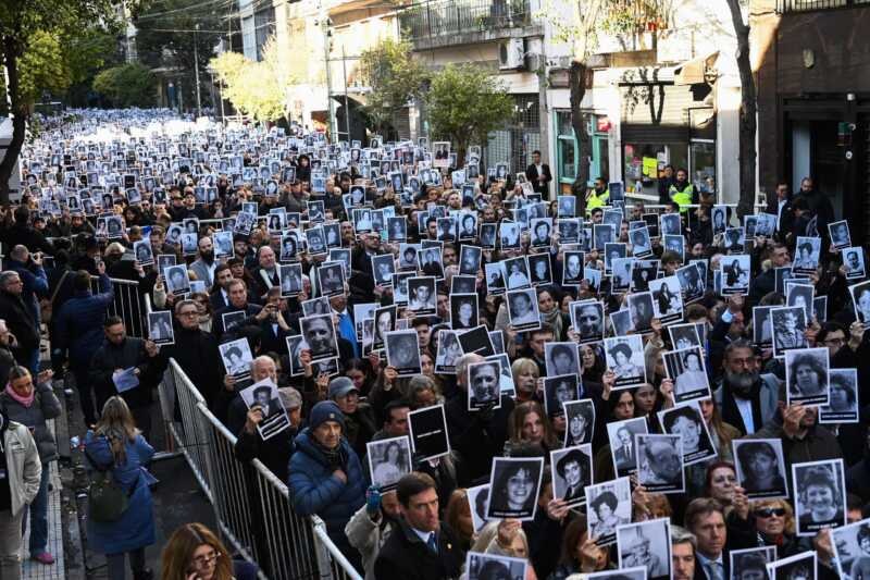 Milei en la AMIA: “No vamos a parar hasta que haya justicia” 2 Javier Milei participó del acto por los 31 años del atentado a la AMIA y aseguró que su Gobierno no parará “hasta que haya justicia”.