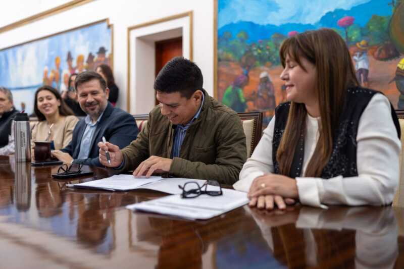 Passalacqua lanzó junto al Banco Macro el programa “Cuentas Sanas” para educación financiera en Misiones 2 “Todo lo que estamos haciendo es para la gente. Ni para el gobierno ni para el banco: para la gente, para el misionero y la misionera de a pie que quiere vivir en un mundo complejo”, dijo el Gobernador.