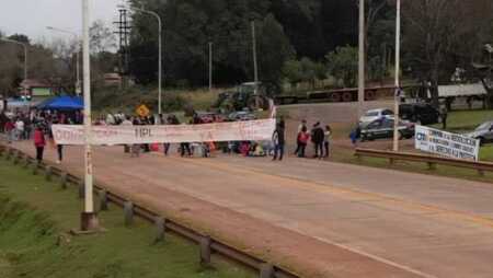 Organizaciones sociales cortan la ruta en Montecarlo para reclamar por tierra, trabajo y salarios dignos Montecarlo corte