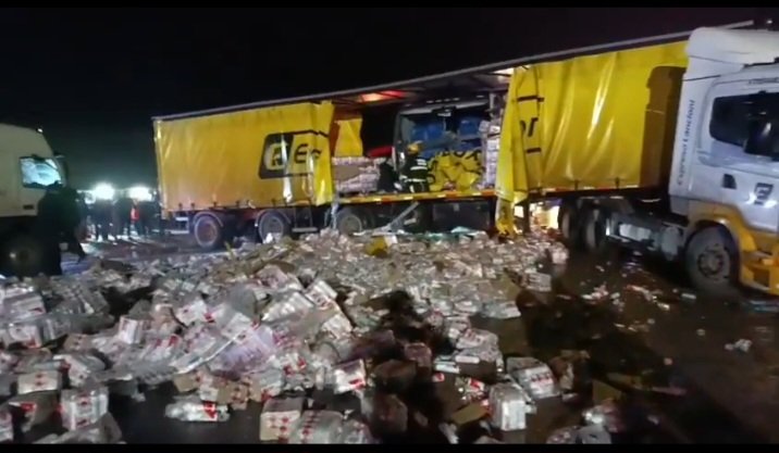 Tres muertos en Santa Fe por un choque entre un micro y un camión 3 Tres muertos y heridos tras un siniestro vial en Santa Fe