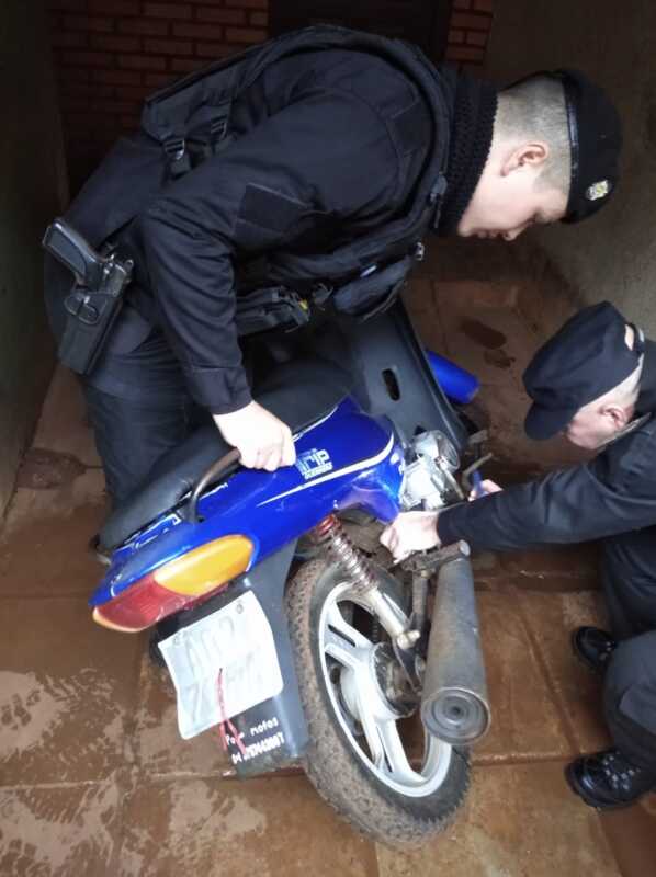 Iguazú: secuestran motos tras videos en redes por picadas ilegales 5 Tras detectar videos de maniobras peligrosas en redes sociales, la Policía allanó dos viviendas en Iguazú. Hay un detenido y dos motos secuestradas