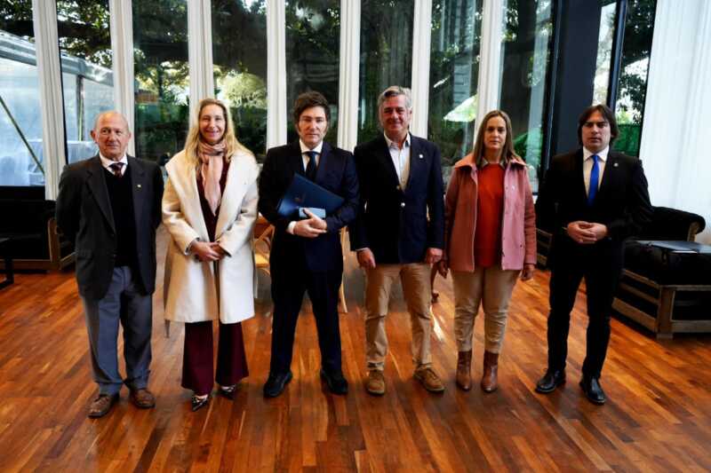 Caputo se reunió con empresarios del agro: “Hablamos de retenciones, pero no hubo ningún adelanto” 1 Milei y Coninagro - caputo