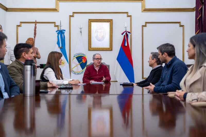 Passalacqua lanzó junto al Banco Macro el programa “Cuentas Sanas” para educación financiera en Misiones 3 La ministra de Trabajo y Empleo, Silvana Giménez, explicó que los talleres estarán orientados a “jóvenes, a la tercera edad, a emprendedores y a la ciudadanía en general”, con ejes como ahorro, inversión, presupuesto familiar y uso de servicios financieros.