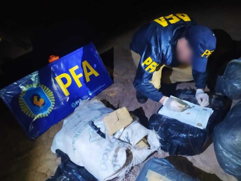 Secuestraron más de una tonelada de marihuana en Puerto Esperanza 2 Prefectura operativo e1729717385248 - 1