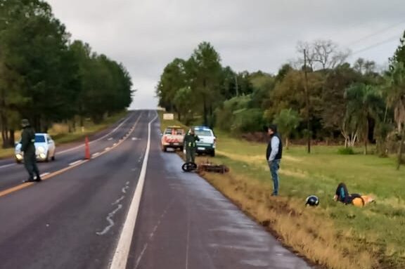 Eldorado: Motociclista grave tras chocar con toldo desprendido de una camioneta en ruta 12 Un motociclista impacto contra un toldo desprendido sobre la Ruta 12 en Eldorado e1751286204512 1 - 1
