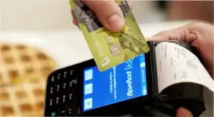 El 40% de los jóvenes encabeza el ranking nacional de morosidad, según informe El uso constante de la tarjeta y el pago mínimo generan un efecto bola de nieve en el saldo financiado.