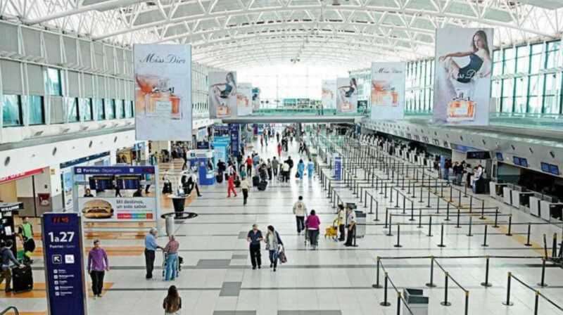 La Argentina del pochoclo: humo, ruido y fuga emocional 4 aeropuerto ezeiza - 3