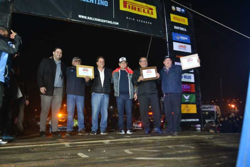 La rampa de largada del Rally Argentino dejó emociones al por mayor en Alem 1 Uno de los momentos más emotivos de la velada fue el reconocimiento a tres referentes del rally misionero, argentino y sudamericano por parte de la Asociación Misionera de Pilotos y Navegantes de Rally (AMPyNaR): Carlos "Negro" Gunther, Eduardo Elizeche y Hugo Tomas