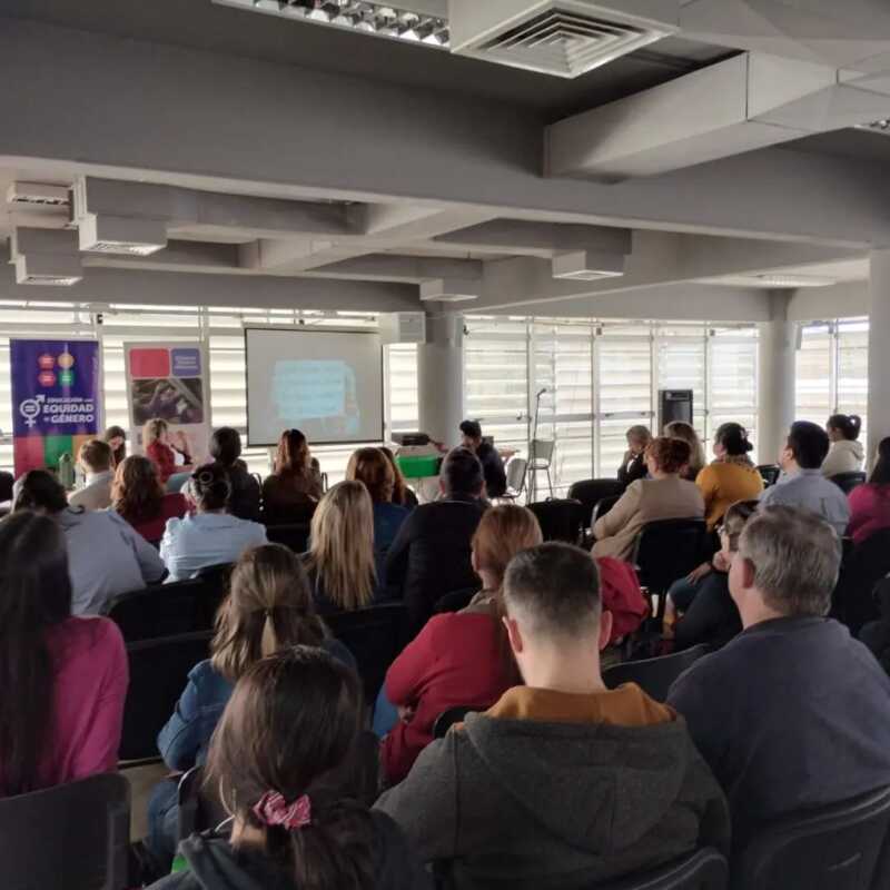 Caspari: “La línea 137 salva vidas, pero sin herramientas nacionales es más difícil acompañar a las víctimas” 3 Desde la Dirección General de Violencia también se articulan acciones con organismos como la Subsecretaría de Prevención de Adicciones, hospitales y fuerzas de seguridad. Pero advirtió que la falta de recursos materiales limita la capacidad operativa