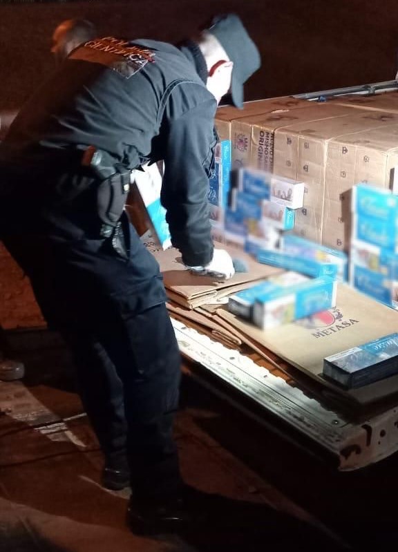 Dos de Mayo: incautaron camioneta robada con $33 millones en cigarrillos de contrabando 3 Secuestran en Dos de Mayo una camioneta robada con 22.000 atados de cigarrillos ilegales valuados en $33 millones. Interviene el Juzgado Federal de Oberá.